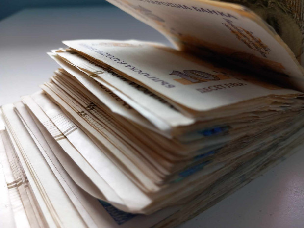 Основната заплата на депутатите скочи с 800 лв., стана близо 8 бона Основната заплата на депутатите скочи с 800 лв., стана близо 8 бона
