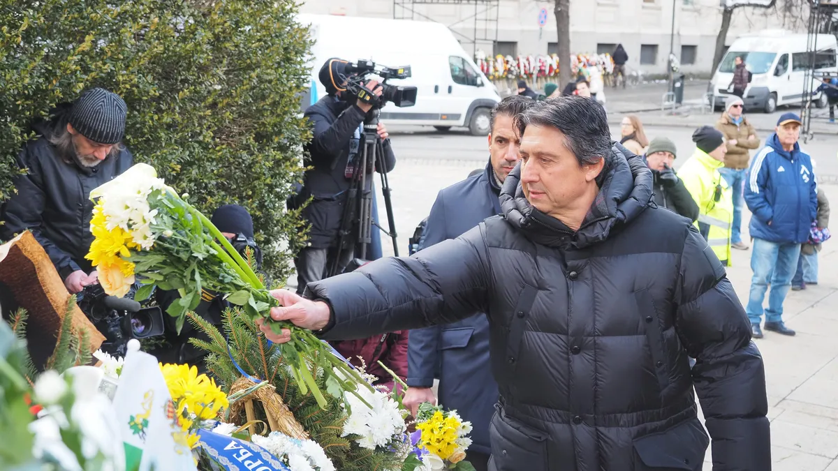 Футболисти и шефове на Левски поднесоха цветя на паметника на Апостола Футболисти и шефове на Левски поднесоха цветя на паметника на Апостола