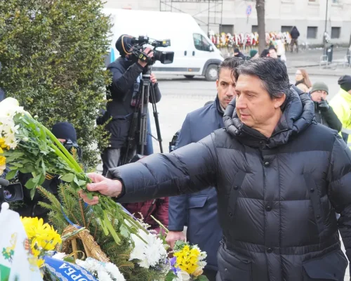 Футболисти и шефове на Левски поднесоха цветя на паметника на Апостола