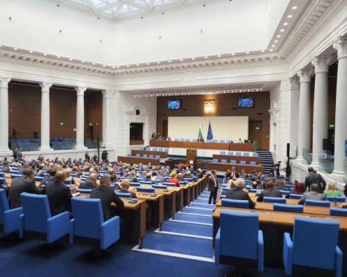 НС прие декларация България да не участва във войната
