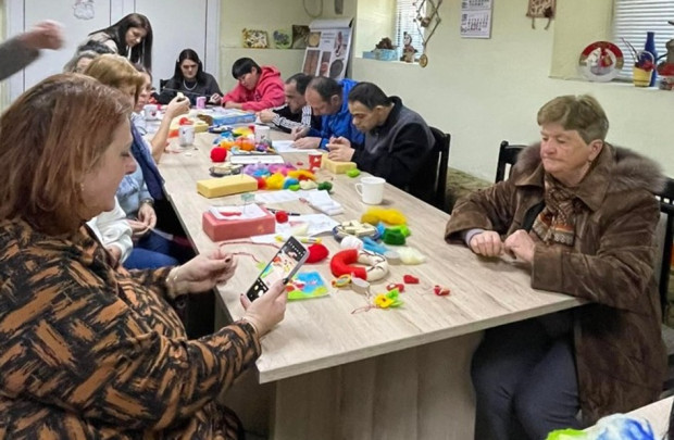 Обитателите на Центъра за социална рехабилитация и интеграция в Разлог започнаха изработването на мартеници Обитателите на Центъра за социална рехабилитация и интеграция в Разлог започнаха изработването на мартеници