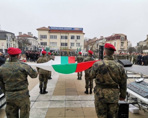 Издигане на националния флаг, тържествено шествие, полагане на венци и цветя и концерт на Володя Стоянов-част от тържествата в Благоевград по повод 147 години от Освобождението на България