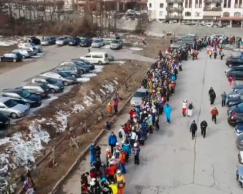 Огромните опашки от скиори, чакащи да се качат на кабинковия лифт в Банско продължават