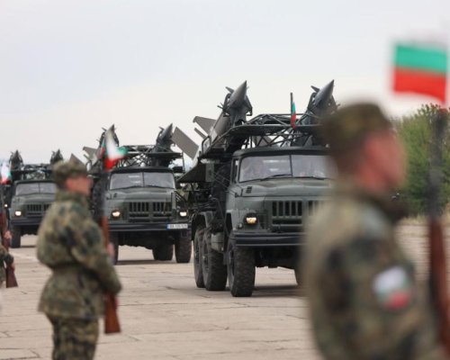 Военни колони преминават през България