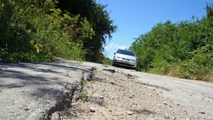 Над 60 от шосетата в България са в дупки и кръпки