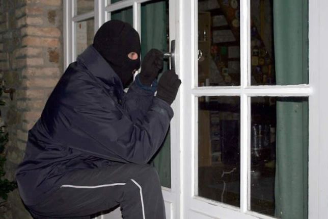 Крадци тарашиха къща в с. Баничан, задържаха ги Крадци тарашиха къща в с. Баничан, задържаха ги