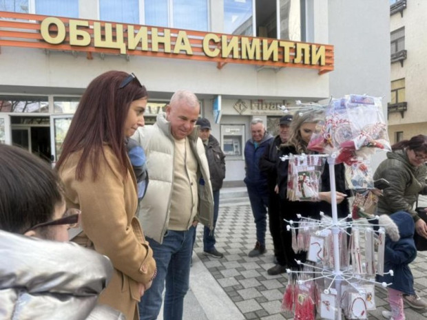 Базар на ръчно изработени мартеници в Симитли Базар на ръчно изработени мартеници в Симитли