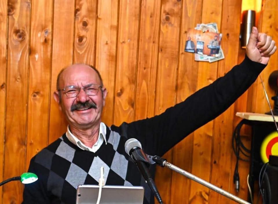 Един младеж в напреднала възраст, музикантът от Благоевград Милко Златков на 67 иска да изпее миналото, настоящето и бъдещето за поколенията