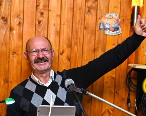 Един младеж в напреднала възраст, музикантът от Благоевград Милко Златков на 67 иска да изпее миналото, настоящето и бъдещето за поколенията