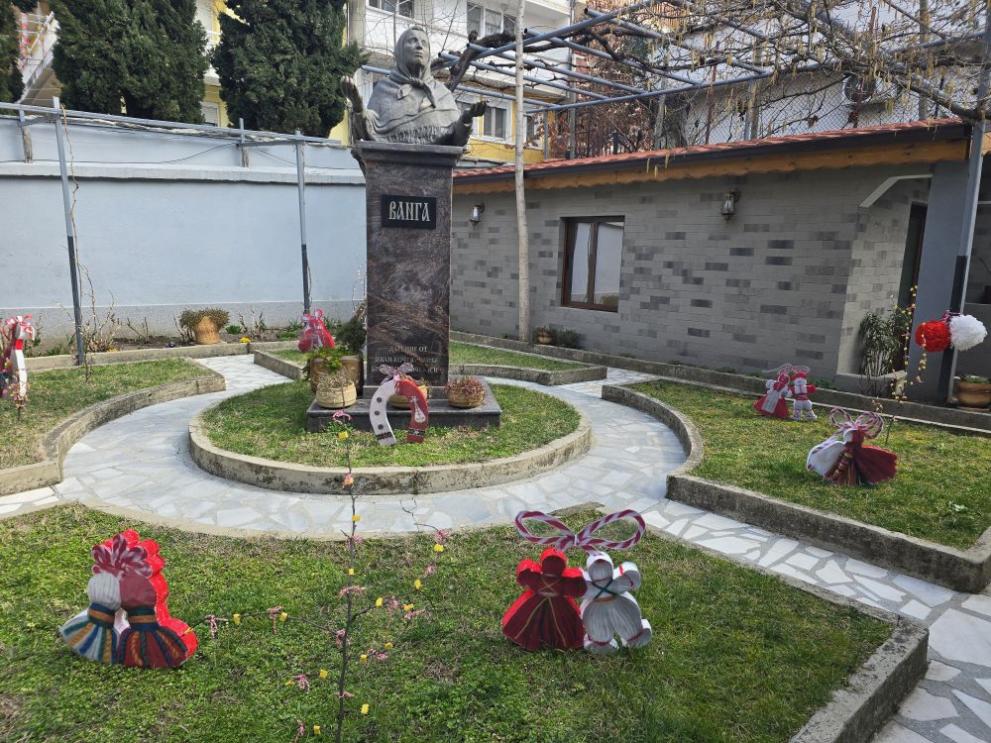 Деца украсиха с мартенички къщата-музей на Баба Ванга в Петрич (СНИМКИ)