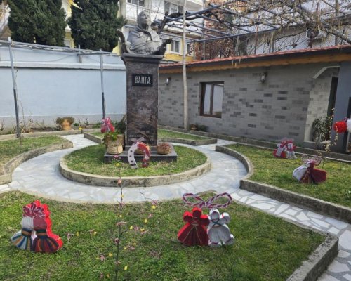 Деца украсиха с мартенички къщата-музей на Баба Ванга в Петрич (СНИМКИ)