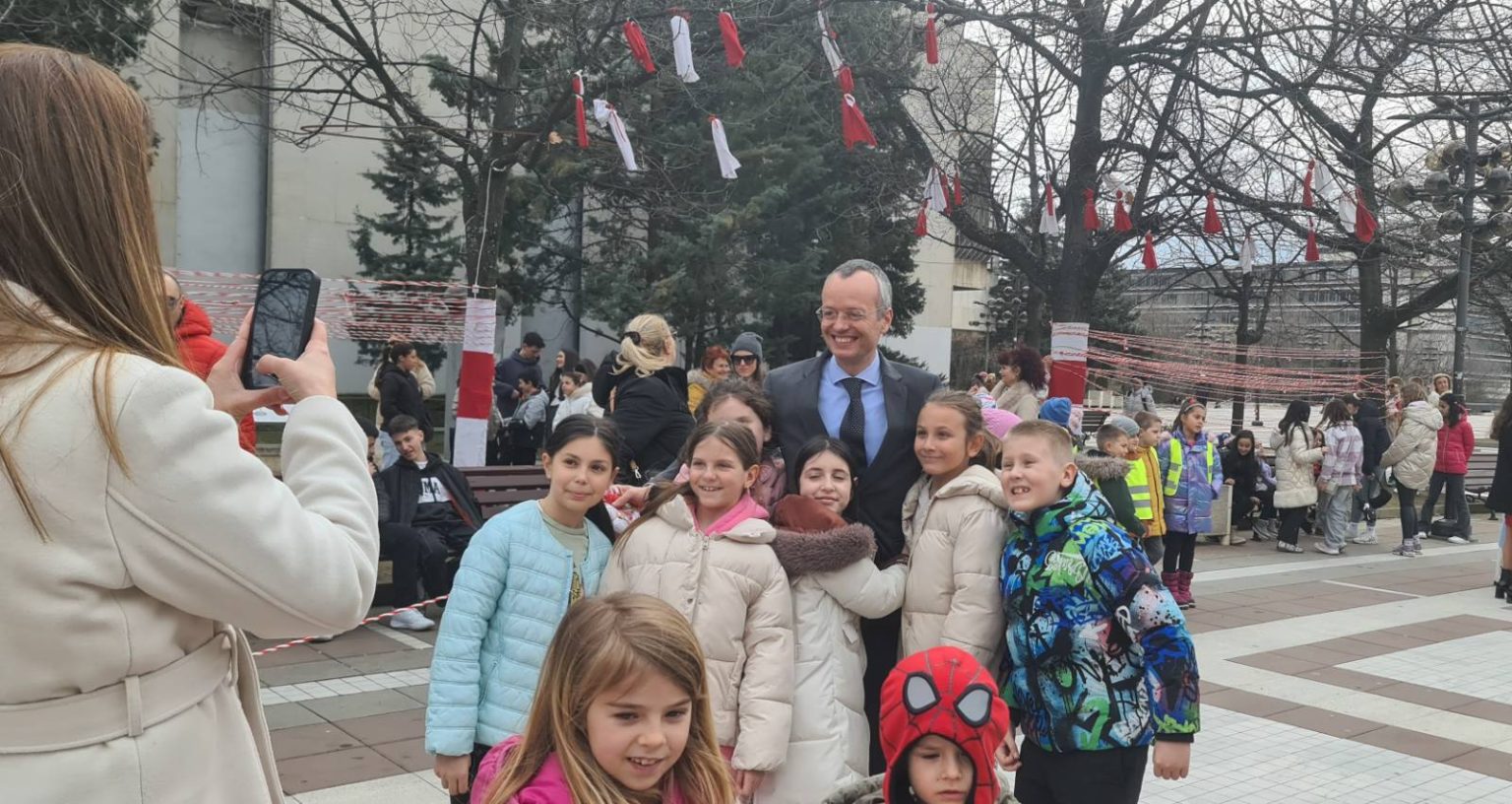 С атрактивен флашмоб под надслов Баба Марта стотици деца изненадаха жителите и гостите на Благоевград С атрактивен флашмоб под надслов Баба Марта стотици деца изненадаха жителите и гостите на Благоевград