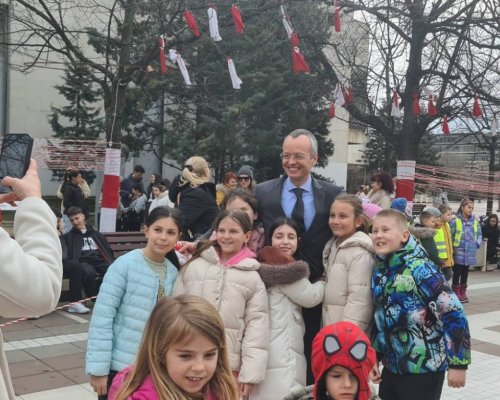 С атрактивен флашмоб под надслов Баба Марта стотици деца изненадаха жителите и гостите на Благоевград