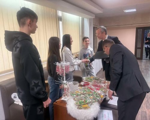 Ученици от Благоевград с мартеници на надеждата