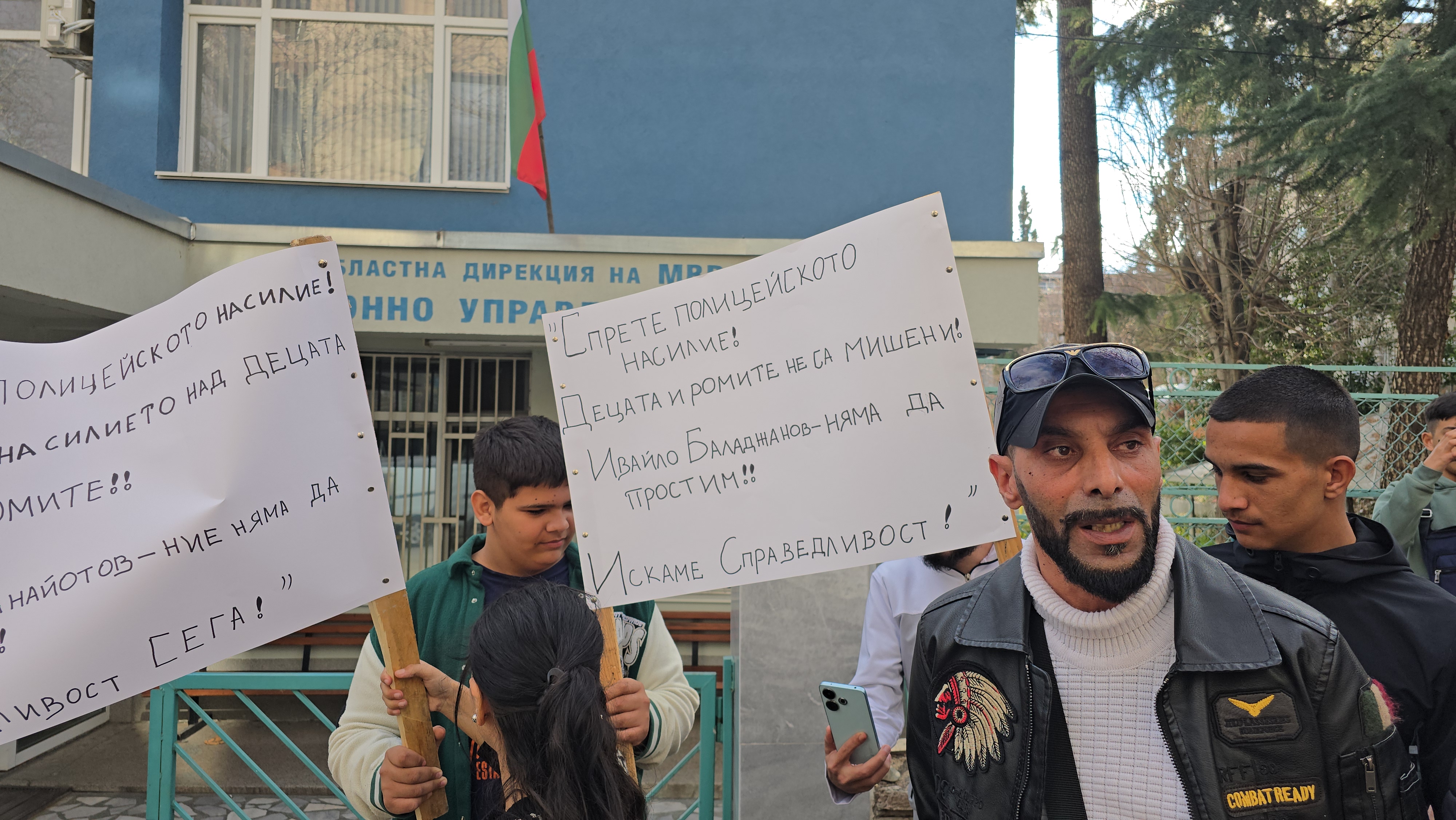 Първо в Pirinsko.com! Протест НЕ НА НАСИЛИЕТО пред полицията в Сандански