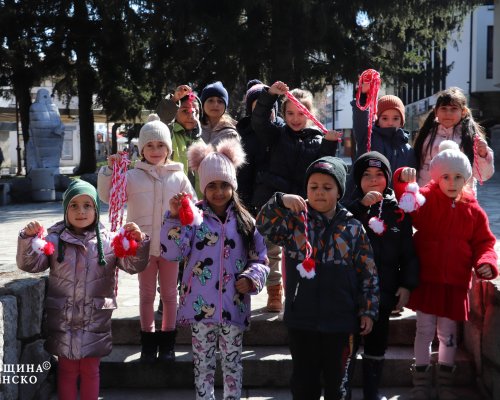 Децата  на Банско в очакване на Баба Марта