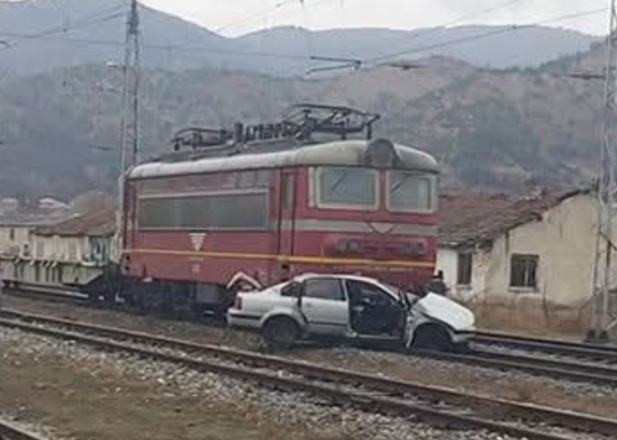 Влак блъсна кола на жп прелеза в Кресна