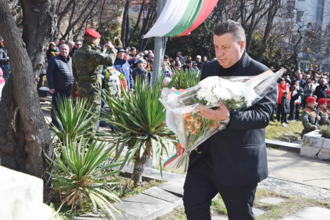 Депутатът от ГЕРБ Сандански Георги Георгиев: Честит 3 март! Да живее България! Депутатът от ГЕРБ Сандански Георги Георгиев: Честит 3 март! Да живее България!
