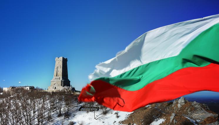 Хиляди българи изкачиха Шипка на Трети март Хиляди българи изкачиха Шипка на Трети март