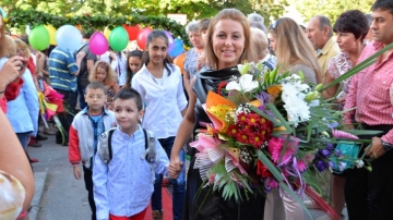 В новите учебни програми за 1-ви и 5-ти клас, интересите на ученика са подменени от комерсиални интереси