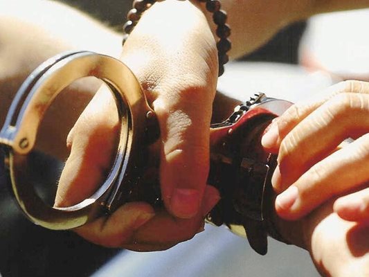 Закопчаха петима хванати с дрога в Петрич