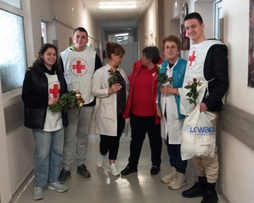 Доброволци зарадваха жените в разложката болница с цветя за 8-ми март
