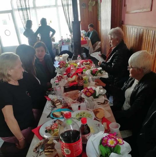 Жените в село Градево празнуваха 8-ми март с домашни гозби, хора и цветя Жените в село Градево празнуваха 8-ми март с домашни гозби, хора и цветя