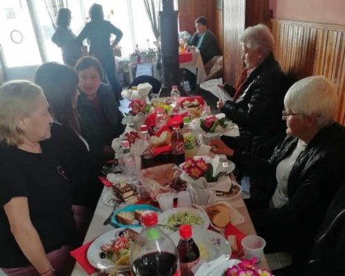 Жените в село Градево празнуваха 8-ми март с домашни гозби, хора и цветя