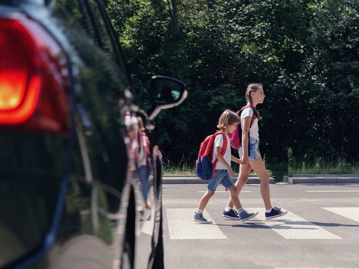 Внимавайте: Глобяват пешеходци с телефон на пешеходна пътека Внимавайте: Глобяват пешеходци с телефон на пешеходна пътека