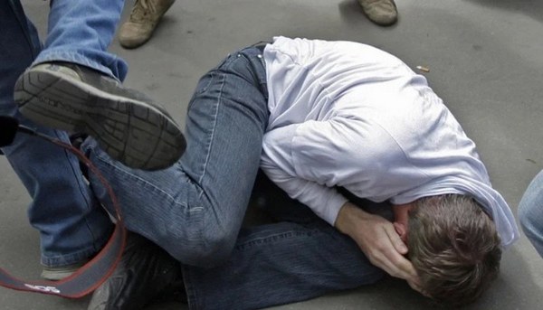 Меле в Разлог: Двама пребиха мъж в двора на къща Меле в Разлог: Двама пребиха мъж в двора на къща