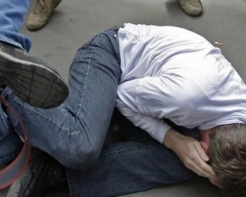 Меле в Разлог: Двама пребиха мъж в двора на къща