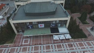 Крадците не подбират: Откраднаха част от покрива на Драматичния театър в Благоевград Крадците не подбират: Откраднаха част от покрива на Драматичния театър в Благоевград