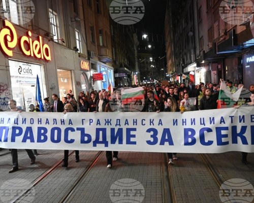 Граждани протестират в центъра на София, обявявайки се в подкрепа на правовата държава и честни избори