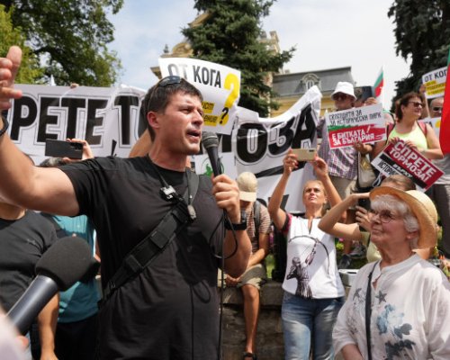 Величие влиза в парламента, прехвърля прага със 107 гласа