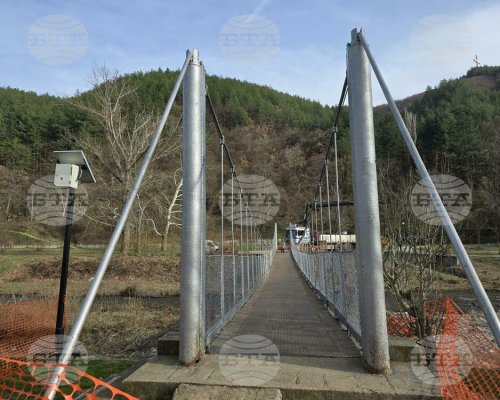 Ремонт на въжения мост при алеята към парк  Бачиново” извършват служители на Община Благоевград