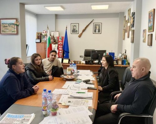 Абитуриенти от Симитли с покана към кмета Апостолов за предстоящия им бал