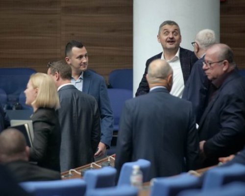 Нови депутати положиха клетва, други се отказаха, трети правят рокади