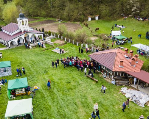 Възкръсналият до стара църква храм  Св. Георги Победоносец” в Якоруда събира на празници християни и мюсюлмани