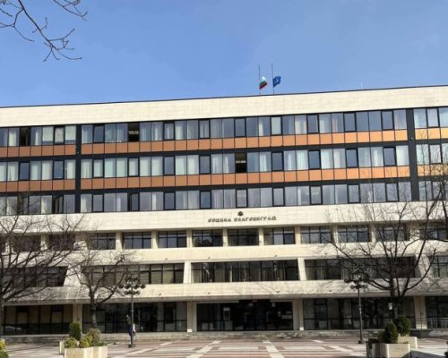 В знак на съпричасност : Благоевград свали знамената наполовина след трагедията в Кочани