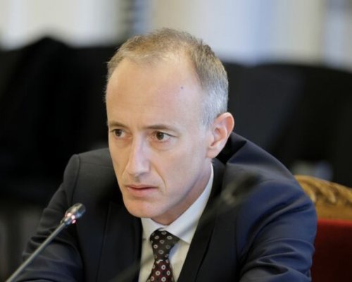 Увеличават часовете по природни науки и математика за сметка на чуждите езици