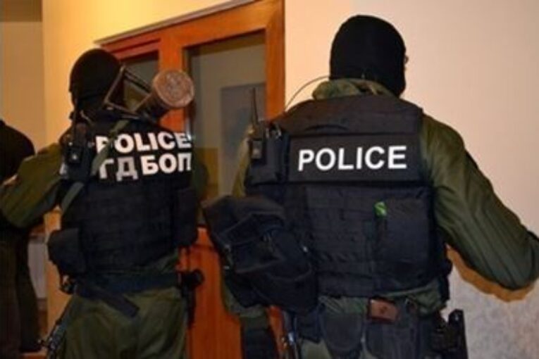 Щурм на антимафиоти в Благоевград! Обсадиха къща, има задържани Щурм на антимафиоти в Благоевград! Обсадиха къща, има задържани
