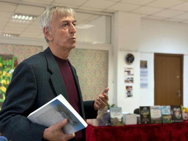 Вълнуваща среща в читалището в Симитли с майстора на увлекателни разкази Румен Стоичков Вълнуваща среща в читалището в Симитли с майстора на увлекателни разкази Румен Стоичков