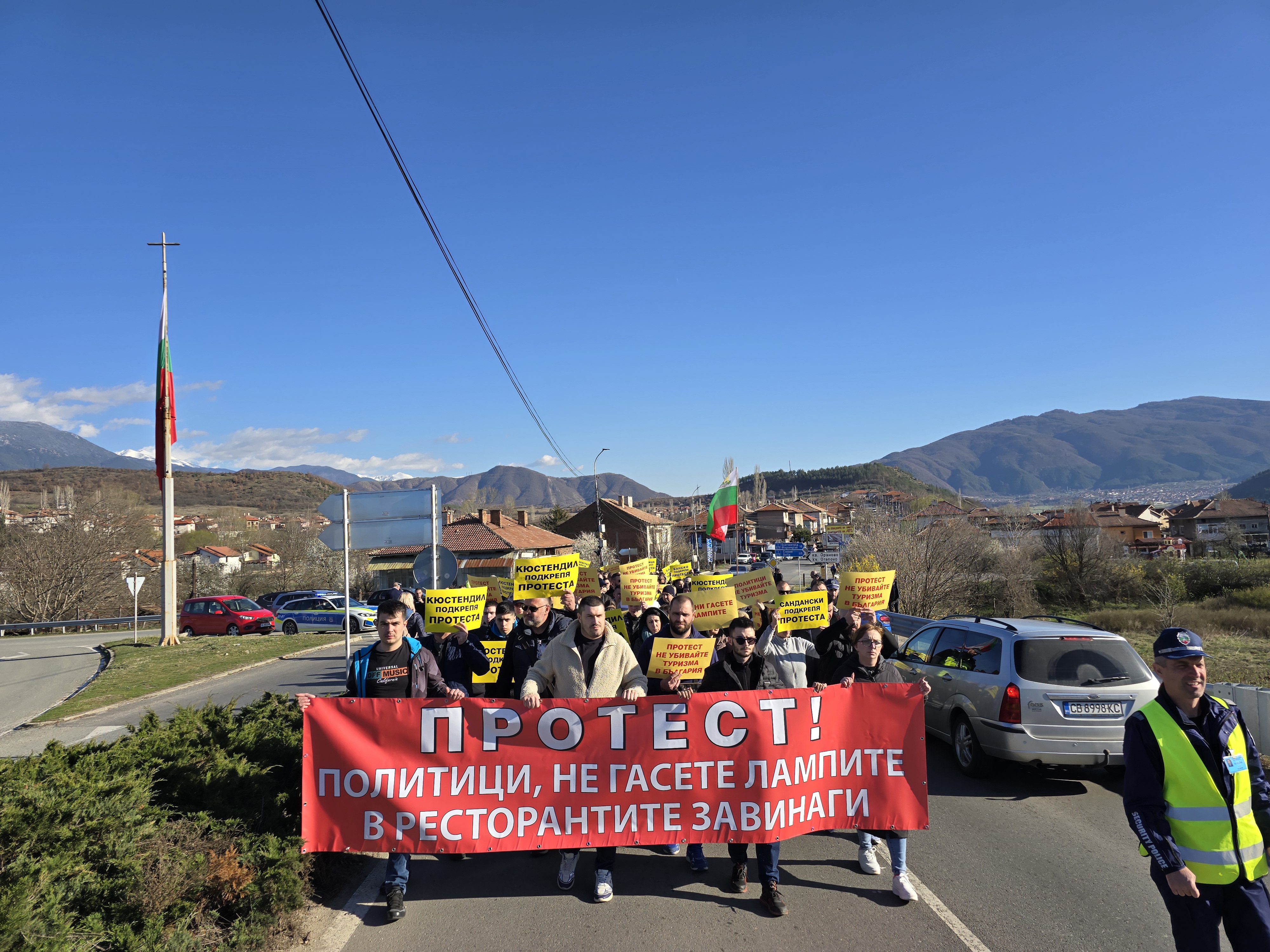 В знак на протест: Ресторантьори и служители затвориха за кратко ГП Е 79,  настояват за запазване на 9 ДДС