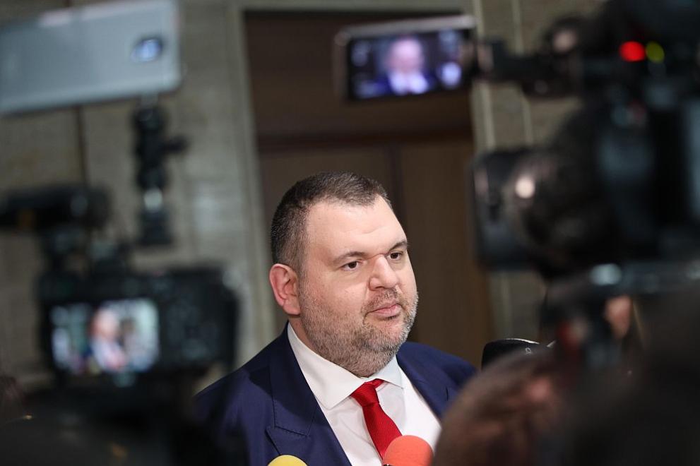 Пеевски след изказване на Костадинов в НС: Мина всякакви граници, да бъде изхвърлен от зала Пеевски след изказване на Костадинов в НС: Мина всякакви граници, да бъде изхвърлен от зала