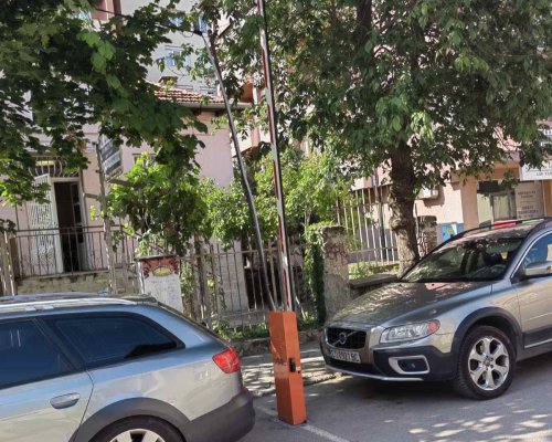 Бариера при Окръжната прокуратура в Благоевград спря достъпа до улица, институции питат защо