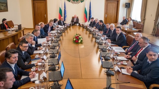 Тренд: 46 от българите искат кабинетът Желязков да продължи да управлява Тренд: 46 от българите искат кабинетът Желязков да продължи да управлява