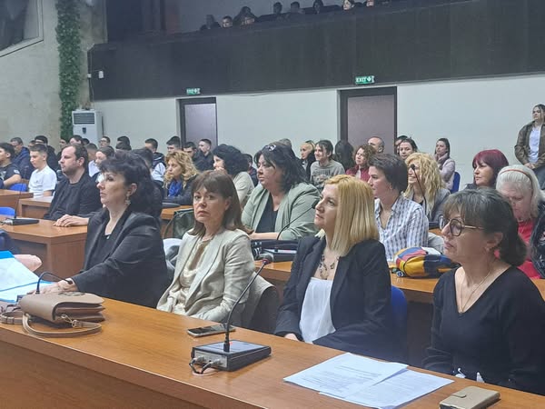 Откриха Национално състезание по информационни технологии на тема Мирна планета в Благоевград