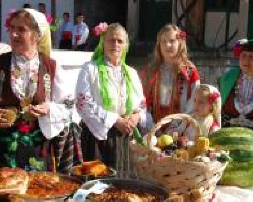 Мастър шефове правят демонстрации на дегустационен празник на ястия с брежански кестени по проект