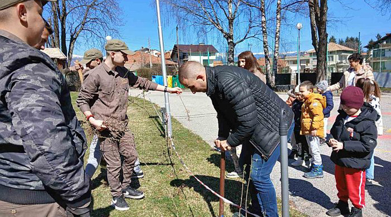 Малки и големи озеленяват Банско Малки и големи озеленяват Банско