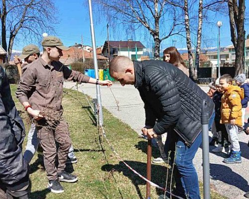 Малки и големи озеленяват Банско